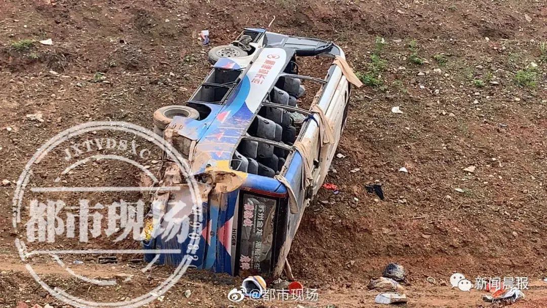 突发新闻：M4撞车事故：小巴翻车造成一名儿童死亡，另有多人受伤