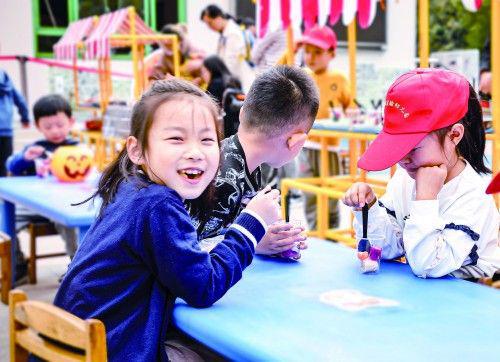 印度尼西亚一辆自卸卡车撞上一辆小巴，造成11名幼儿园教师死亡