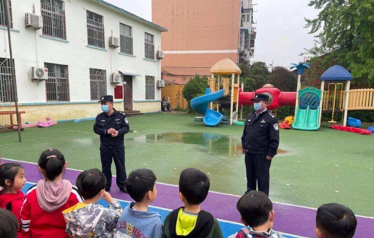 印度尼西亚一辆自卸卡车撞上一辆小巴，造成11名幼儿园教师死亡